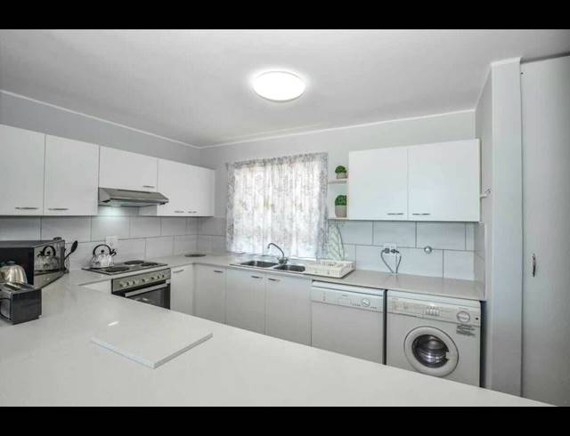 3 bed property to rent in TABLE VIEW